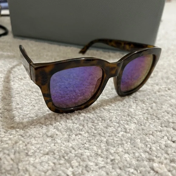 Fun reflective sunglasses - Picture 3 of 3